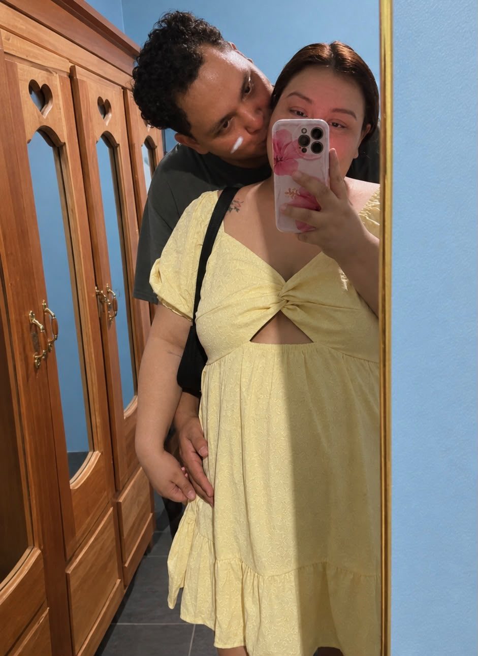 Foto de los papás esperando a Raquel